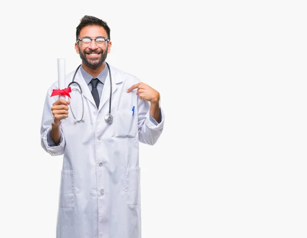 Adulto Hispânico Médico Homem Segurando Grau Sobre Fundo Isolado Com — Fotografia de Stock