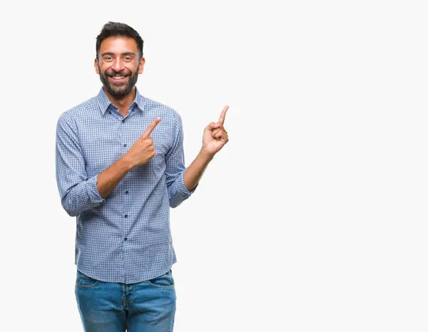 成人西班牙裔男子在孤立的背景下微笑着 看着相机指着两个手和手指的侧面 — 图库照片