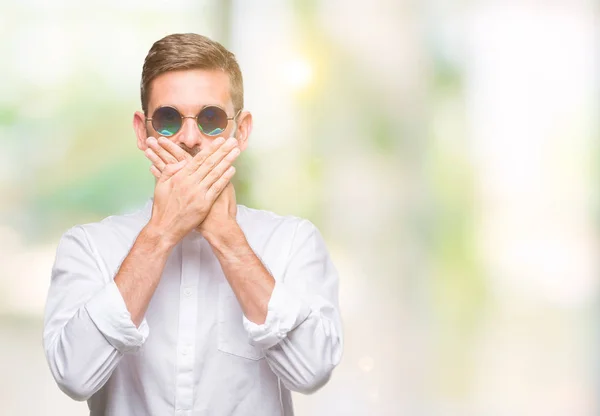 Joven Hombre Guapo Con Gafas Sobre Fondo Aislado Impactó Cubriendo —  Fotos de Stock