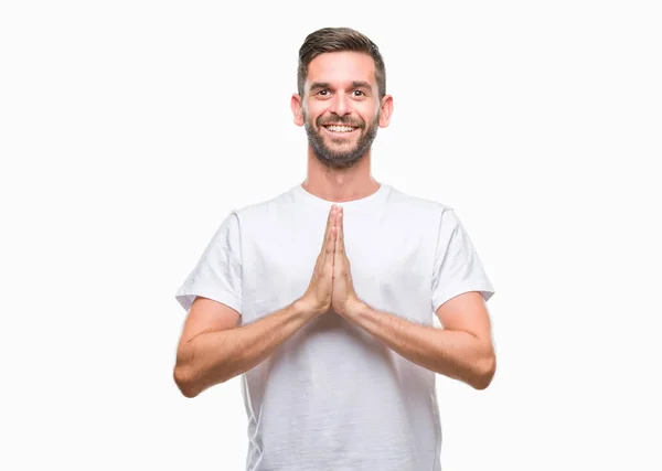 Jovem Homem Bonito Sobre Fundo Isolado Orando Com Mãos Juntas — Fotografia de Stock