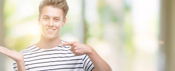 Junger Hübscher Blonder Mann Gestreiftem Matrosen Shirt Sehr Glücklich Mit — Stockfoto