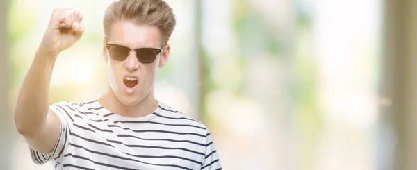 Ung Snygg Blond Man Bär Sunglasess Irriterad Och Frustrerad Skrika — Stockfoto