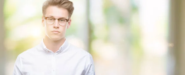 Homem Louro Bonito Jovem Com Expressão Séria Rosto Simples Natural — Fotografia de Stock