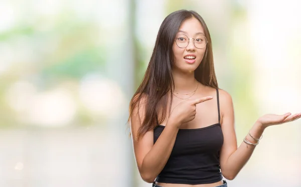 Jovem Mulher Asiática Vestindo Óculos Sobre Fundo Isolado Espantado Sorrindo — Fotografia de Stock