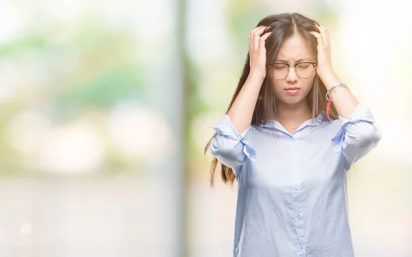 年轻的亚洲商界女性戴着眼镜 在孤独的背景下患有头痛绝望和紧张 因为疼痛和偏头痛 手在头上 — 图库照片