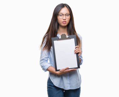 Pano acımak yüz ciddi düşünüyorum üstünde kendine güvenen bir ifade ile izole arka plan üzerinde tutan genç Asya iş kadın