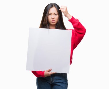 İzole arka rahatsız üzerinde afiş ve öfke, çılgın ve yükseltilmiş el, öfke kavramı ile diye bağıran ile sinirli bağırarak tutan Genç Asyalı kadın