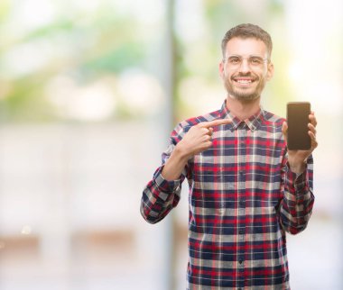 Genç yenilikçi yetişkin adam telefonda el ve parmak ile işaret çok mutlu