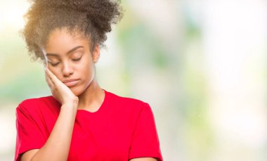 İzole arka plan düşünme seyir üzerinde genç afro Amerikalı kadın yorgun ve sıkılmış çapraz silah depresyon sorunları ile.