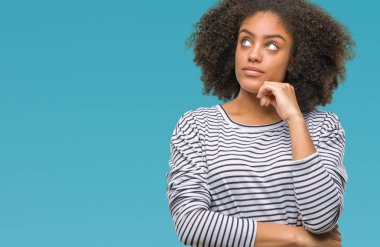 Çene düşünme hakkında soru, dalgın ifade üzerine el ile izole arka plan üzerinde genç afro Amerikalı kadın. Düşünceli yüzüyle gülümsüyor. Şüphe kavramı.