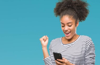 Gurur çığlık ve zafer ve başarı çok heyecanlı, duygu tezahürat kutluyor izole arka plan üzerinde Smartphone kullanarak genç afro Amerikalı kadın manifatura