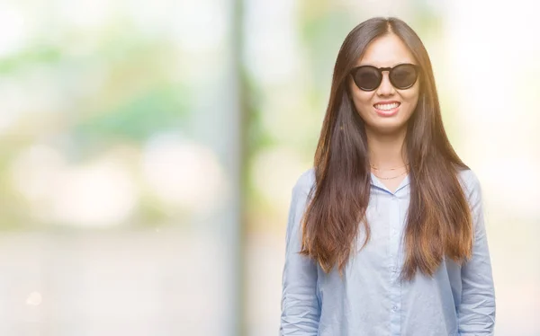Молодая Азиатская Женщина Солнечных Очках Изолированном Фоне Счастливой Прохладной Улыбкой — стоковое фото
