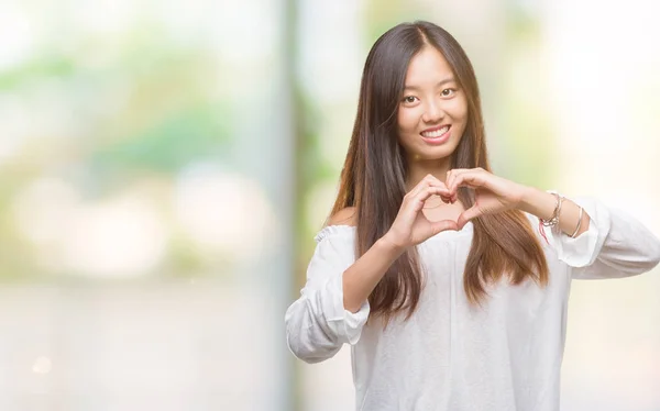 Молодая Азиатка Изолированном Фоне Улыбается Любви Показывая Символ Сердца Форму — стоковое фото