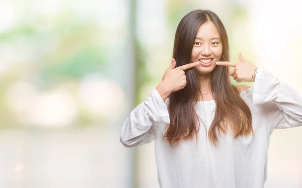 Νεαρά Ασιατικές Γυναίκα Πέρα Από Απομονωμένο Υπόβαθρο Χαμογελώντας Αυτοπεποίθηση Δείχνοντας — Φωτογραφία Αρχείου