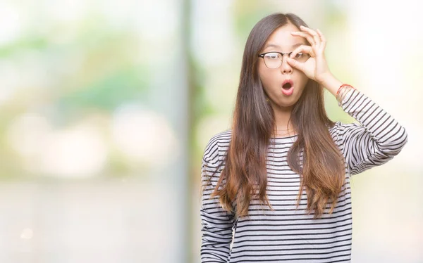 Mladá Asijská Žena Nosí Brýle Izolované Pozadí Dělá Gesto Šokoval — Stock fotografie
