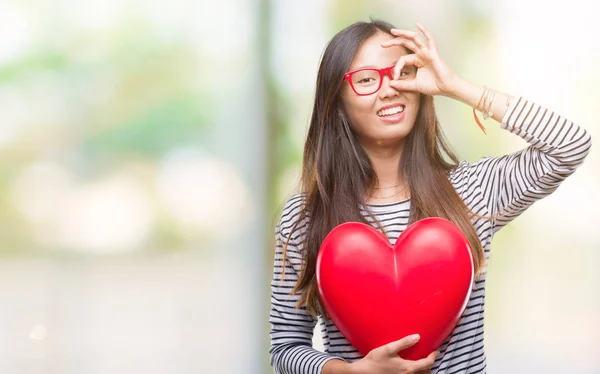 Joven Asiático Mujer Amor Celebración Leer Corazón Sobre Aislado Fondo — Foto de Stock