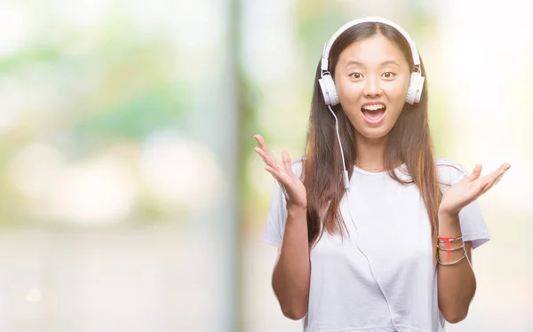 Junge Asiatin Hört Musik Mit Kopfhörer Isoliert Hintergrund Sehr Glücklich — Stockfoto