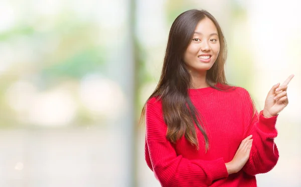 Mladá Asijská Žena Nosí Zimní Svetr Izolované Pozadí Velkým Úsměvem — Stock fotografie