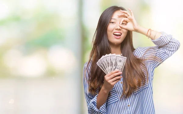 Jovem Asiático Mulher Segurando Dólares Sobre Isolado Fundo Com Feliz — Fotografia de Stock