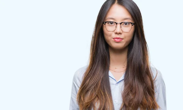 Unga Asiatiska Affärskvinna Glasögon Över Isolerade Bakgrund Med Allvarliga Uttryck — Stockfoto