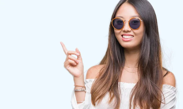 Junge Asiatische Frau Trägt Sonnenbrille Über Isoliertem Hintergrund Mit Einem — Stockfoto