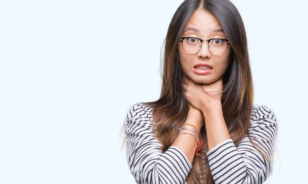 若いアジア女性の身に着けている眼鏡は以上背景叫びを分離し 窒息のため痛みを伴う首を絞め 健康上の問題 窒息させると自殺の概念 — ストック写真