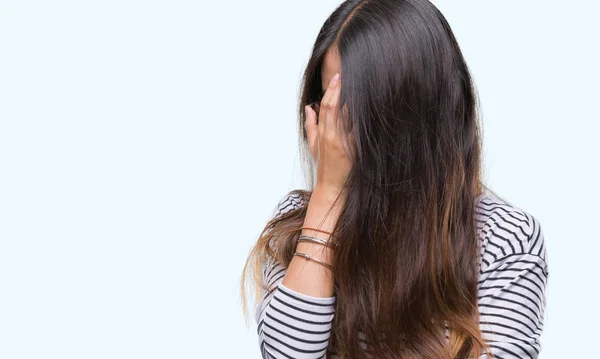 若いアジアの女性は泣きながら手で顔を覆っている悲しそうな表情で孤立した背景にメガネを着用します うつ病の概念 — ストック写真