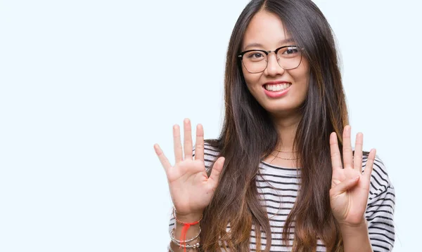 Jonge Aziatische Vrouw Dragen Bril Geïsoleerde Achtergrond Weergeven Met Vingers — Stockfoto