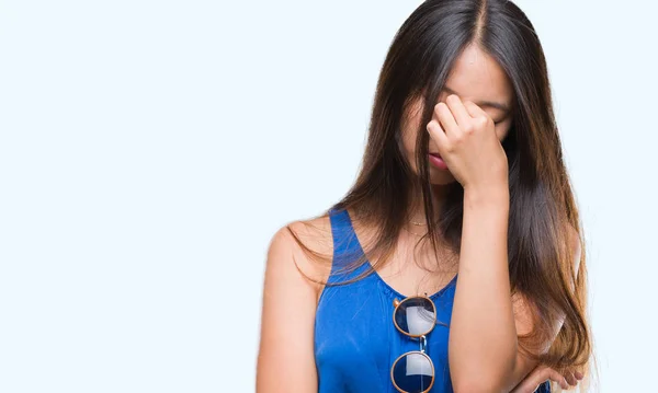 Mujer Asiática Joven Sobre Fondo Aislado Cansada Frotando Nariz Ojos —  Fotos de Stock