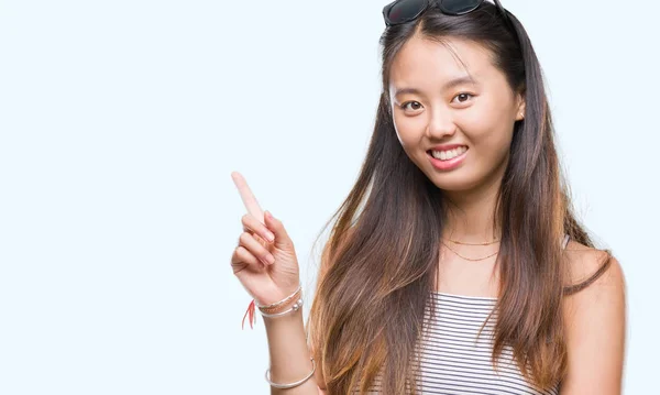 Młoda Kobieta Azjatyckich Noszenie Okularów Przeciwsłonecznych Białym Tle Wielkim Uśmiechem — Zdjęcie stockowe