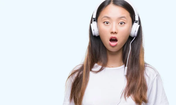 Junge Asiatische Frau Die Musik Hört Kopfhörer Trägt Isoliert Hintergrund — Stockfoto
