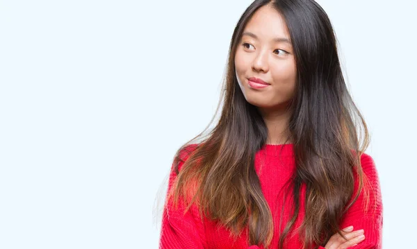 Jonge Aziatische Vrouw Winter Trui Dragen Geïsoleerde Achtergrond Glimlachend Uitziende — Stockfoto