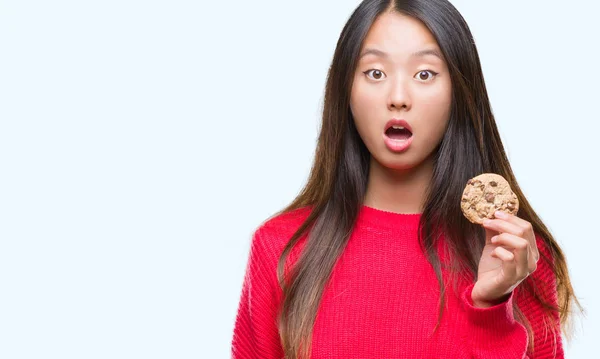 Joven Mujer Asiática Comiendo Galletas Chocolate Sobre Fondo Aislado Asustado —  Fotos de Stock
