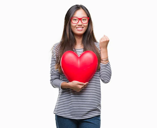 Junge Asiatische Verliebte Frau Mit Lesendem Herzen Über Isoliertem Hintergrund — Stockfoto