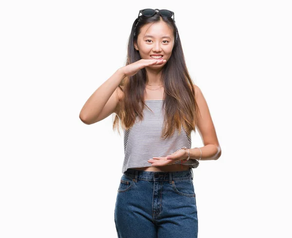 Junge Asiatische Frau Mit Sonnenbrille Über Isoliertem Hintergrund Gestikuliert Mit — Stockfoto
