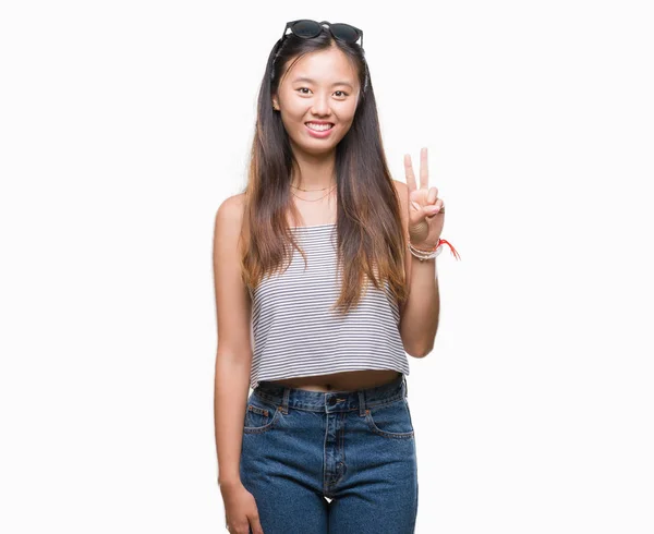 Молодая Азиатка Солнечных Очках Изолированном Фоне Показывает Указывает Пальцами Номер — стоковое фото