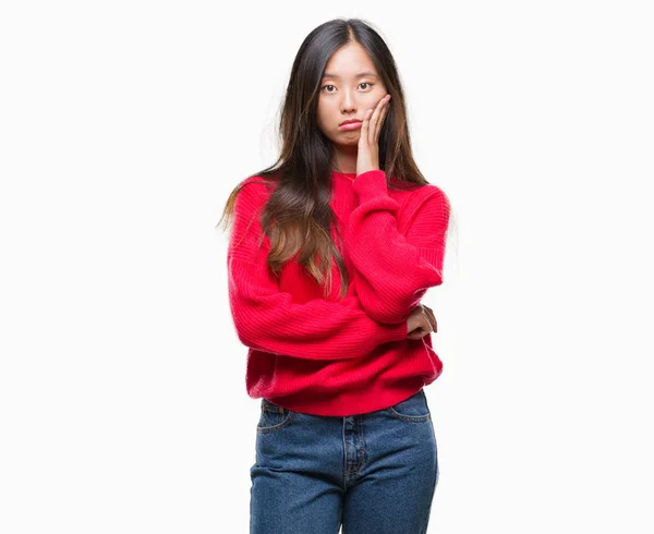 Mladá Asijská Žena Nosí Zimní Svetr Přes Izolované Pozadí Myšlení — Stock fotografie