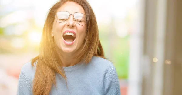 Średnim Wieku Kobieta Nosi Sweter Wełniany Fajne Okularów Stresujące Przerażony — Zdjęcie stockowe