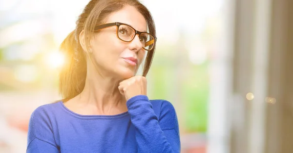 Mulher Meia Idade Vestindo Camisola Óculos Pensando Olhando Para Cima — Fotografia de Stock
