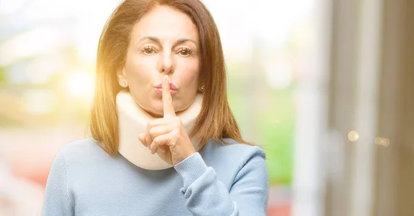 Verletzte Frauen Die Halsbänder Mit Zeigefinger Auf Den Lippen Tragen — Stockfoto