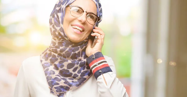 Мусульманська Арабська Жінка Середнього Віку Хіджабі Щаслива Розмова Допомогою Смартфона — стокове фото