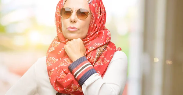 Мусульманська Арабська Жінка Середнього Віку Хіджабі Думає Шукає Вираження Сумнівів — стокове фото