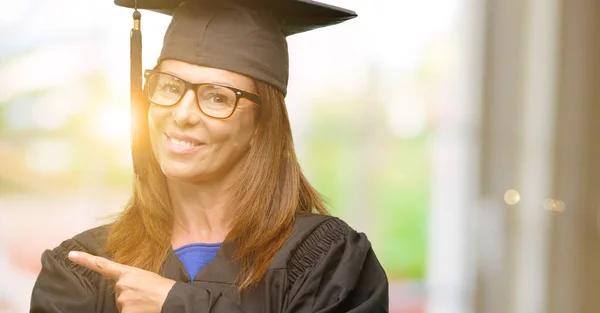 Estudiante Graduada Último Año Señalando Lado Con Dedo — Foto de Stock