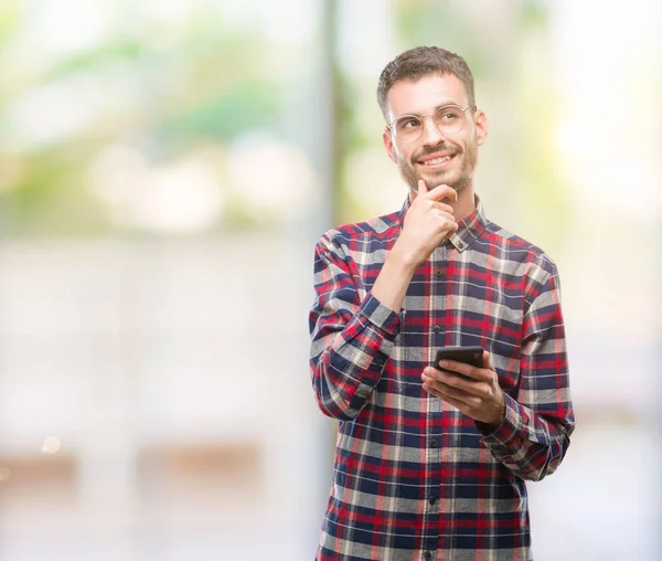 Giovane Hipster Adulto Uomo Possesso Smartphone Faccia Seria Pensando Alla — Foto Stock