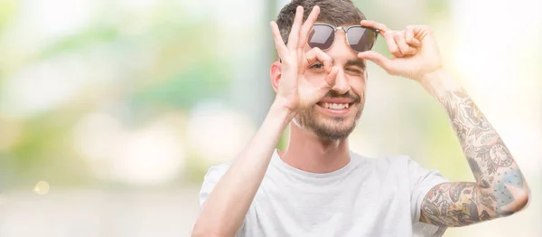 Jonge Getatoeëerd Volwassen Man Dragen Van Een Zonnebril Met Blij — Stockfoto