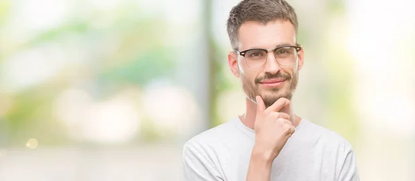 Young Getatoeëerd Volwassen Man Die Vertrouwen Camera Met Glimlach Met — Stockfoto