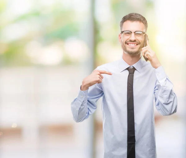 Giovane Uomo Affari Adulto Che Parla Telefono Con Faccia Sorpresa — Foto Stock