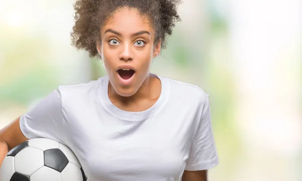 Joven Hermosa Afroamericana Sosteniendo Pelota Fútbol Sobre Fondo Aislado Asustado —  Fotos de Stock