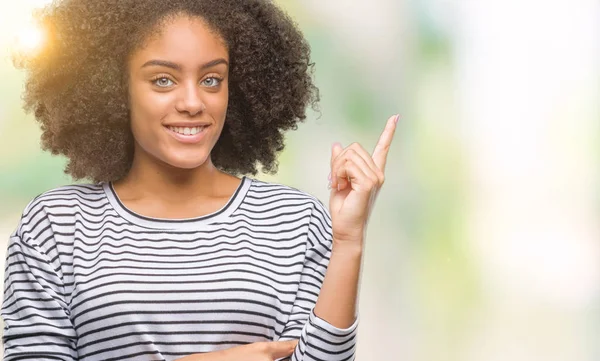 Молодих Афро Американку Над Ізольованих Фону Великий Усмішкою Обличчі Вказуючи — стокове фото