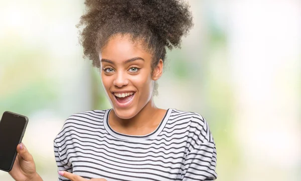 Молодих Афро Американської Жінкою Текстових Повідомлень Допомогою Смартфона Над Ізольованих — стокове фото